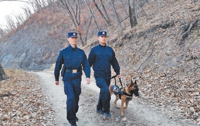 　　民警前往边境线。　　本报记者 张艺开摄