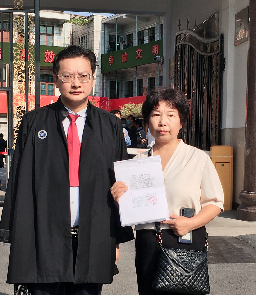 周兆成律师(左)和杜新枝(右)