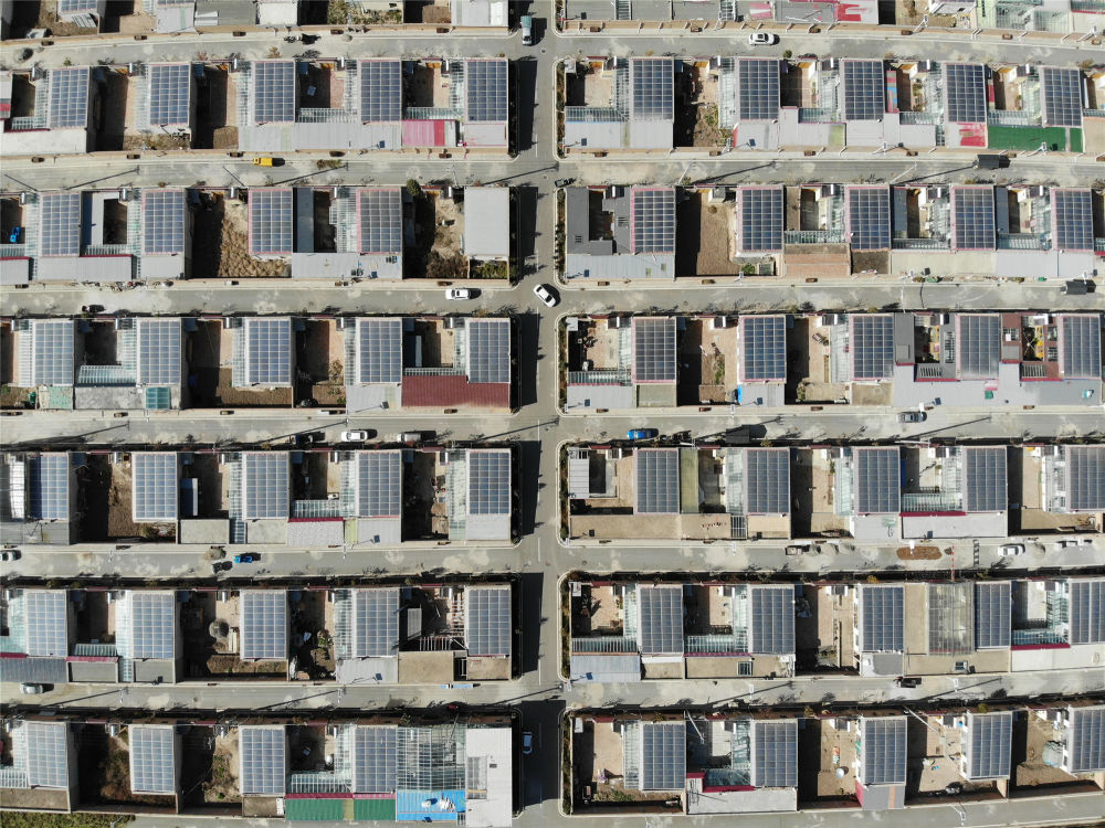  这是11月6日拍摄的青海海东市互助土族自治县班彦新村装有太阳能发电板的民房（无人机照片）。新华社记者 戴天放 摄