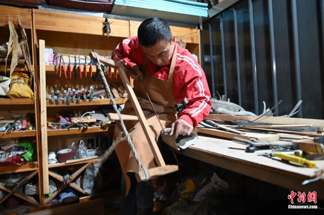 采用南方楠竹,桑木或者榆木等作为弓胎的材料,经过一年的阴干脱水之后