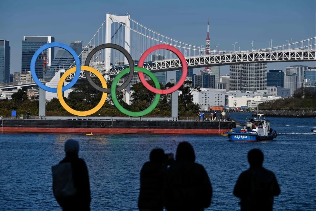 △12月1日，日本东京，被安置在东京湾的奥运五环标志。