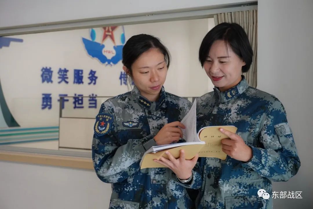 来了东部战区空军话务连女兵的一天图