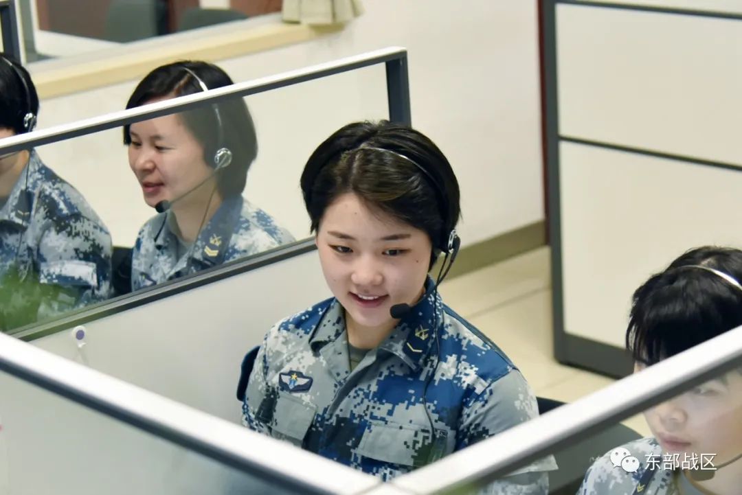 来了东部战区空军话务连女兵的一天图