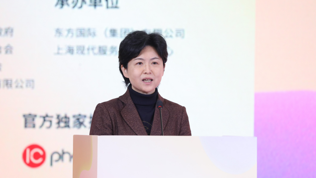 上海市长宁区委副书记,区长王岚在开幕式现场致辞