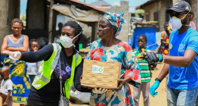 △2020年4月，尼日利亚拉各斯，基层工作人员在封城期间给民众分发食物和防疫物资