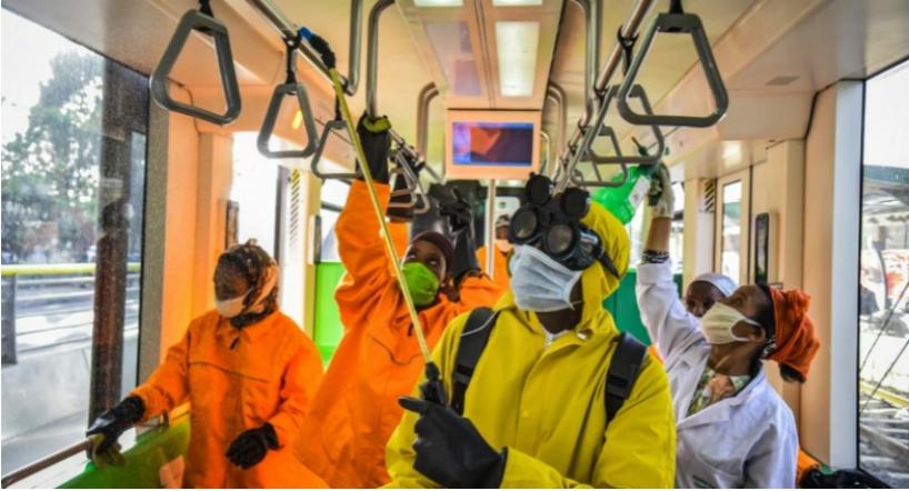 △2020年3月，埃塞俄比亚首都亚的斯亚贝巴，工作人员给公共交通工具消毒
