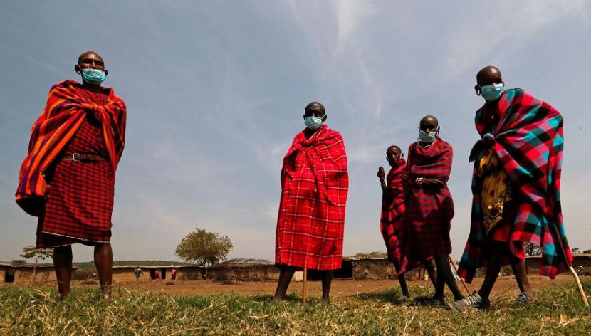 △肯尼亚马赛部落民众也紧跟防疫政策戴上口罩