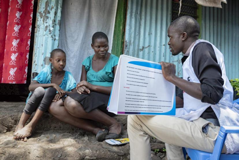 △肯尼亚基层卫生工作者在贫民窟进行防疫知识的宣讲
