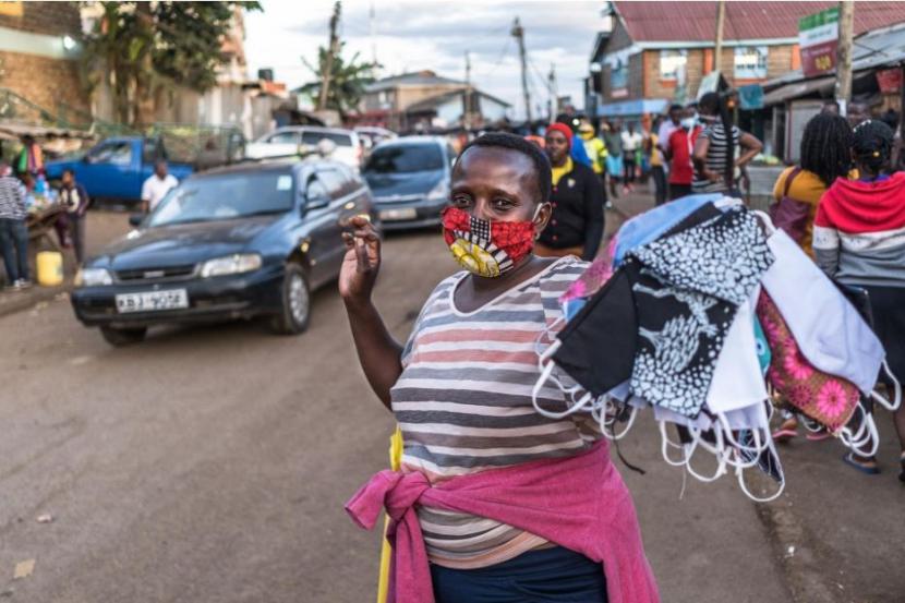 △非洲各国街头出现的个性化花布口罩，价格可低至约3元人民币