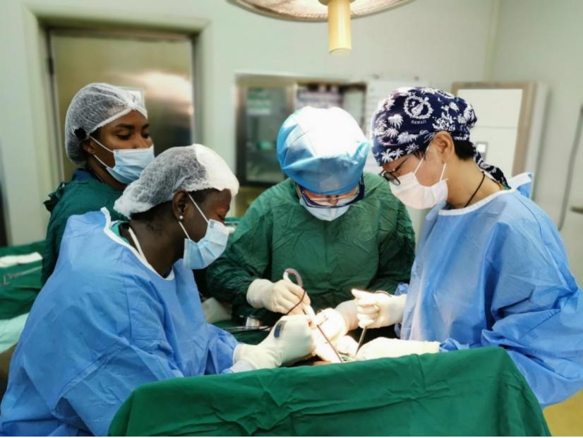 △中国驻加纳医疗队帮助当地医护人员成长
