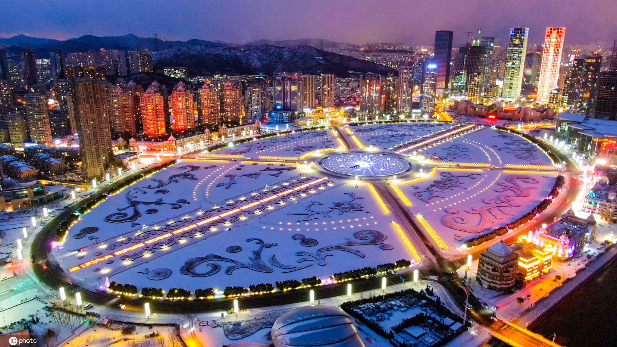 雪后的大连星海广场景色如画宛如童话世界