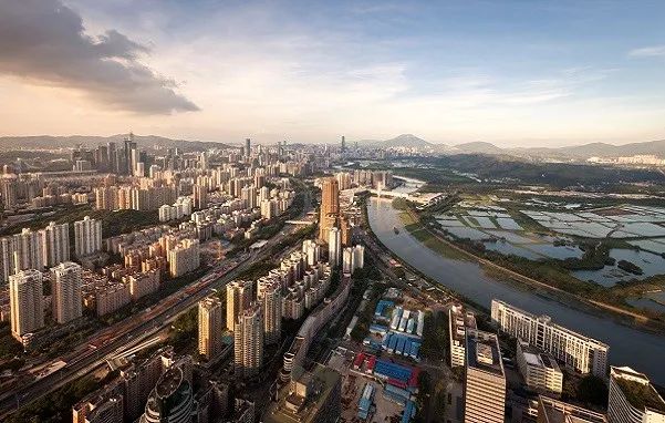 这波港资席卷内地楼市的风潮,让当时移居香港的潮汕人郭英成看到了