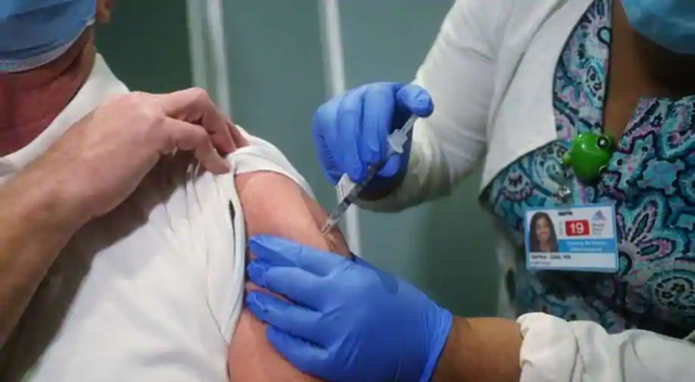 美国护士注射辉瑞疫苗后感染新冠，美媒：属于正常现象