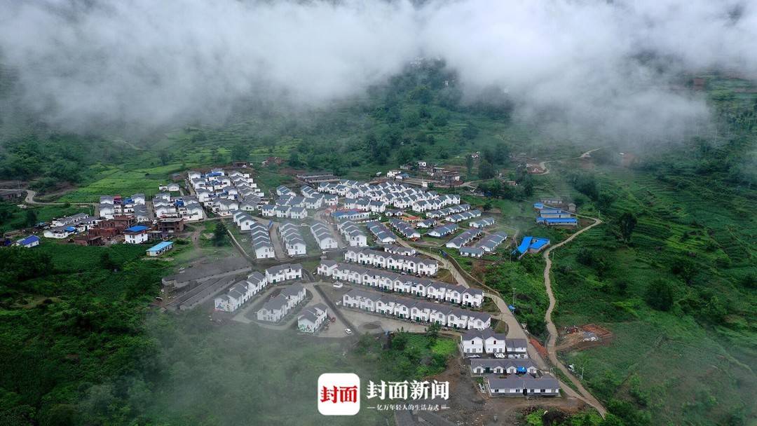 云雾缭绕中的四川甘洛县阿尔乡眉山村集中安置点。封面新闻记者 杨涛 摄