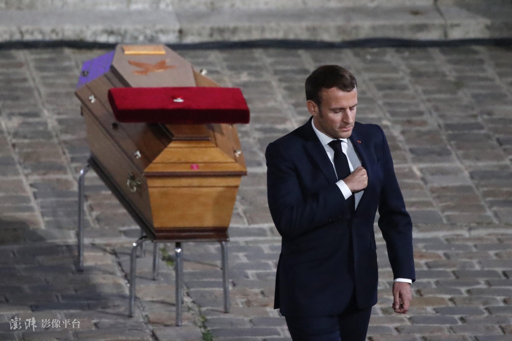 当地时间10月21日，法国为被杀害的历史教师举行官方悼念仪式，马克龙出席仪式并致辞 图源：澎湃影像平台