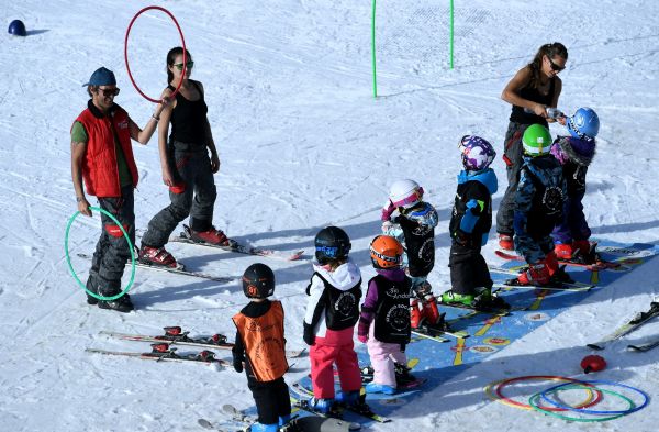 在临近西班牙的安道尔拉马萨纳，孩子们在滑雪场学习滑雪。新华社记者郭求达摄