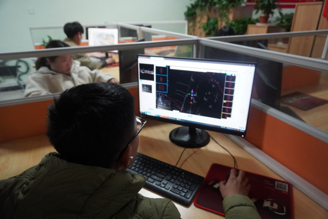 当地青年正在进行数据标注工作。中国网信网 赵娟 摄