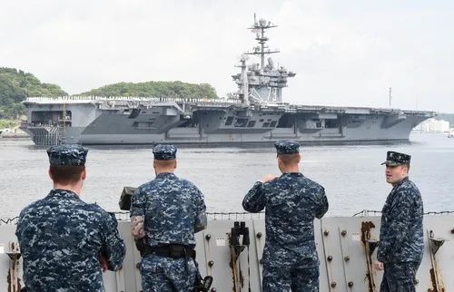 2015年5月18日，美国海军士兵目送“乔治·华盛顿”号核动力航空母舰离开日本横须贺海军基地。“乔治·华盛顿”号于2008年编入第七舰队，并以日本神奈川县横须贺海军基地为母港。新华社/法新