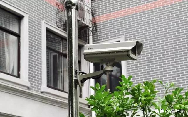 黄某在门上安装的猫眼摄像头取景范围包括了604室和605室大门外的整个