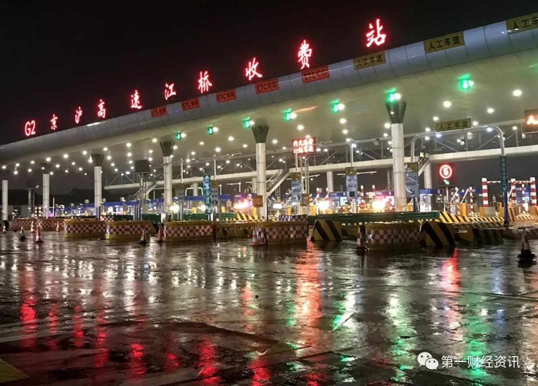一财记者夜访入沪高速口g50开启24小时不间歇对进沪车辆疫情抽检
