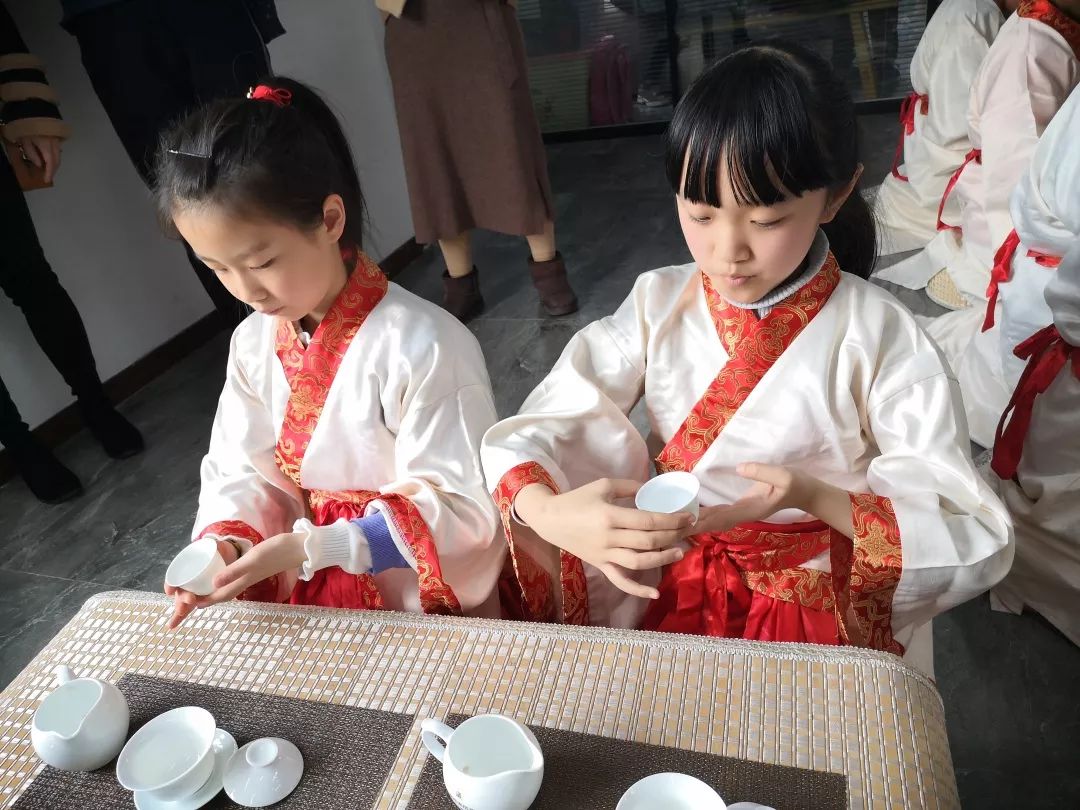 【雏鹰新闻报道】学礼仪 习茶道 传承传统文化