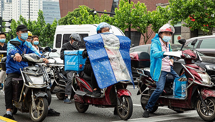 电动自行车死伤率攀升 专家呼吁国家立法强制戴头盔
