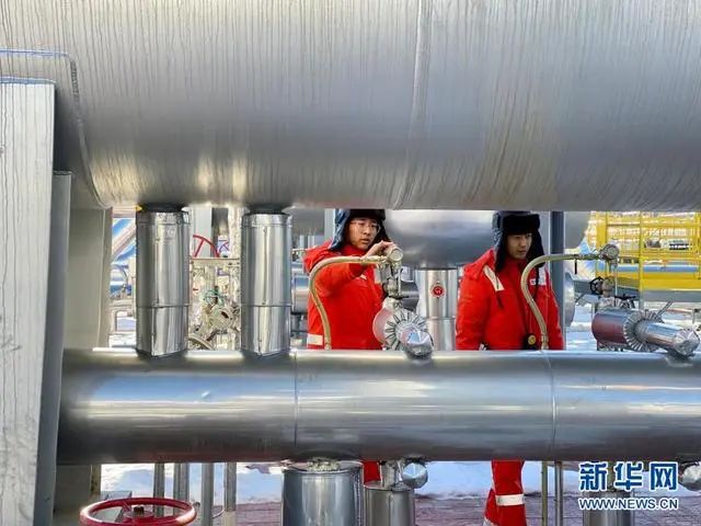在位于黑龙江省黑河市的中俄东线天然气管道黑河首站，工作人员在巡检站场（11月28日摄）。新华社记者 刘赫垚 摄