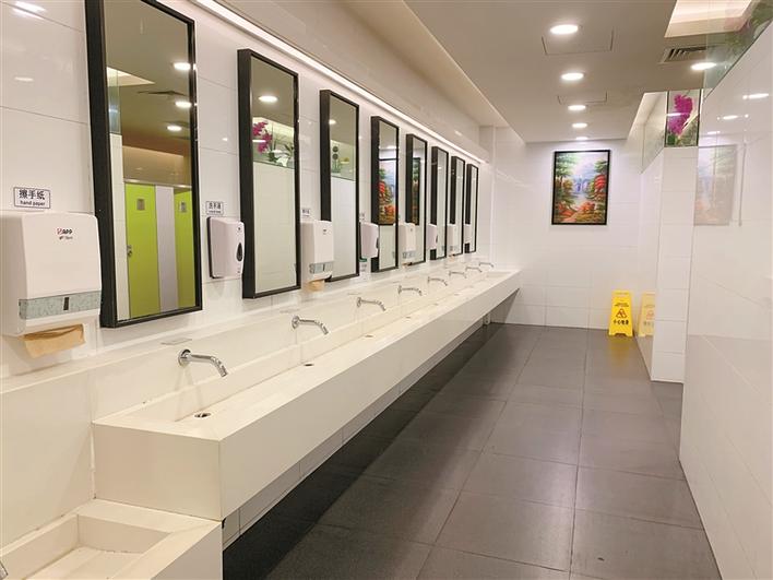 深圳北地铁站内公厕干净整洁，洗手设施全。