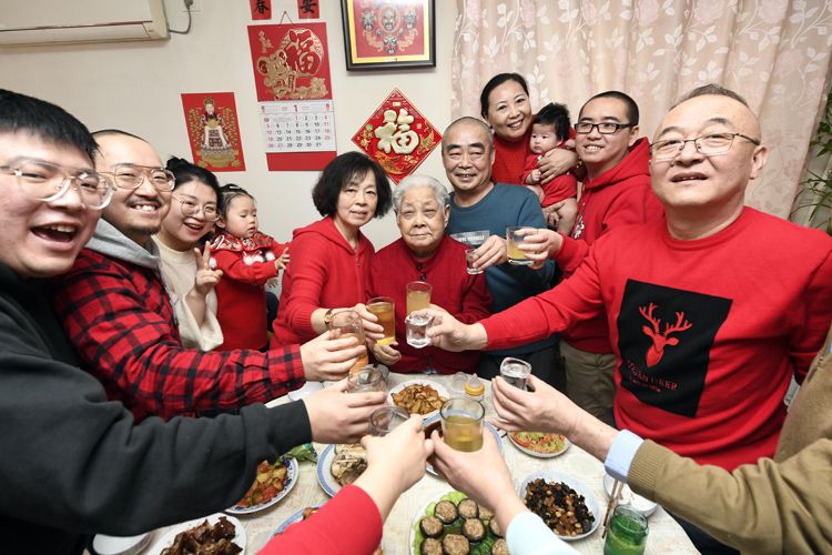 今年过年在家吃饭组图