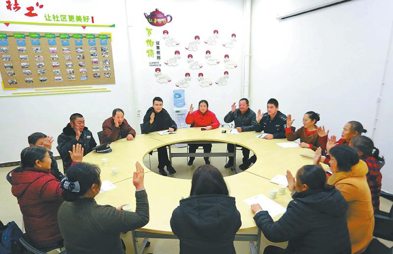 仁寿县文林镇大道社区各方代表在“民情圆桌会”上举手表决议事事项。潘建勇摄（资料图片）