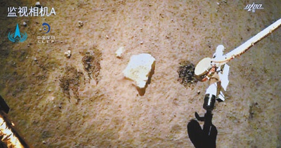 嫦娥五号探测器在月球表面自动采样。国家航天局供图