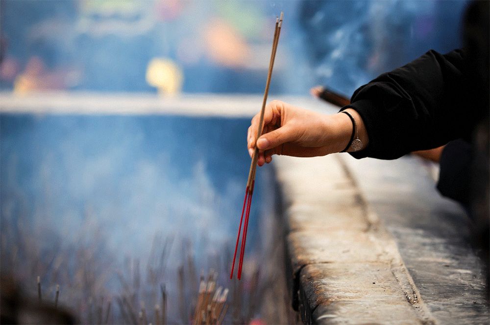 平安顺遂愿新年吉祥如意双手合十,默念祈祷人们会去上新年头柱香以往