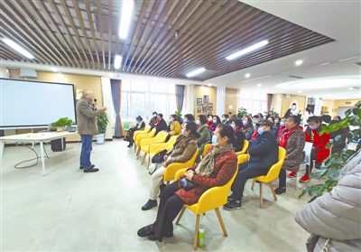 　学习使用智能手机，让老年人融入智能时代