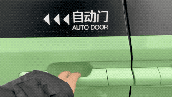 ▲滴滴D1的电动滑门