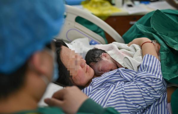 1月25日零时，新年鼠宝宝在复旦大学附属妇产科医院诞生。澎湃新闻记者 张呈君 摄