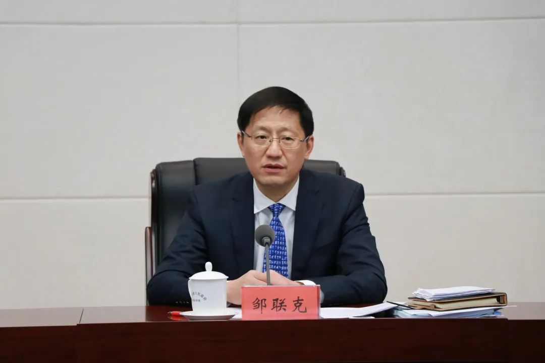 12月4日,贵州省教育厅召开新闻通气会,对《贵州省外来人员随迁子女