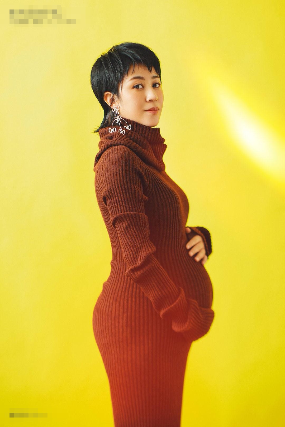 马丽挺7月大孕肚上春晚,身穿条纹衬衫搭配高跟鞋,怀孕也很美