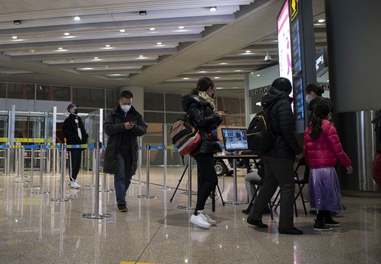 首都国际机场，抵京旅客通过体温检测设备进行体温检测。