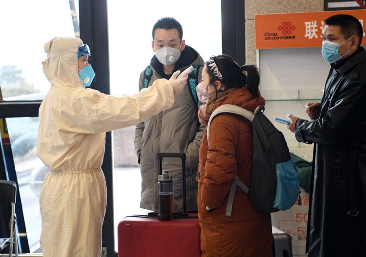 南阳姜营机场，所有旅客进入航站楼必须测量体温。