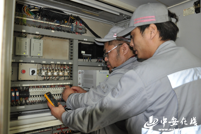 李柯燃和同事测量控制柜绝缘.