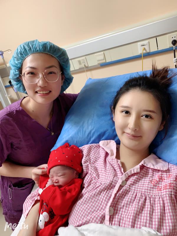胡女士与她的宝宝。中国福利会国际和平妇幼保健院 供图