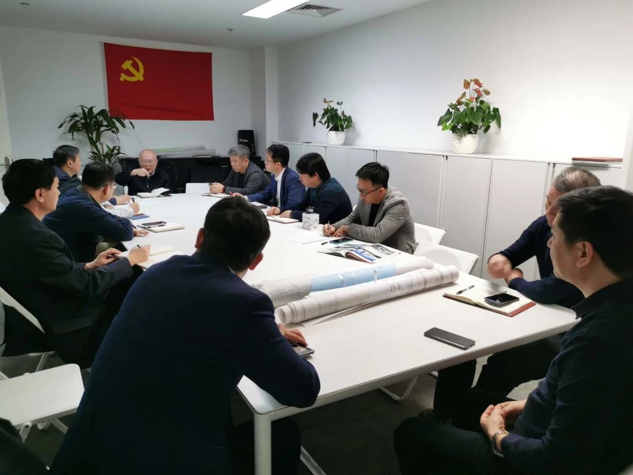 国机集团供图 上图为开会场景和请战书