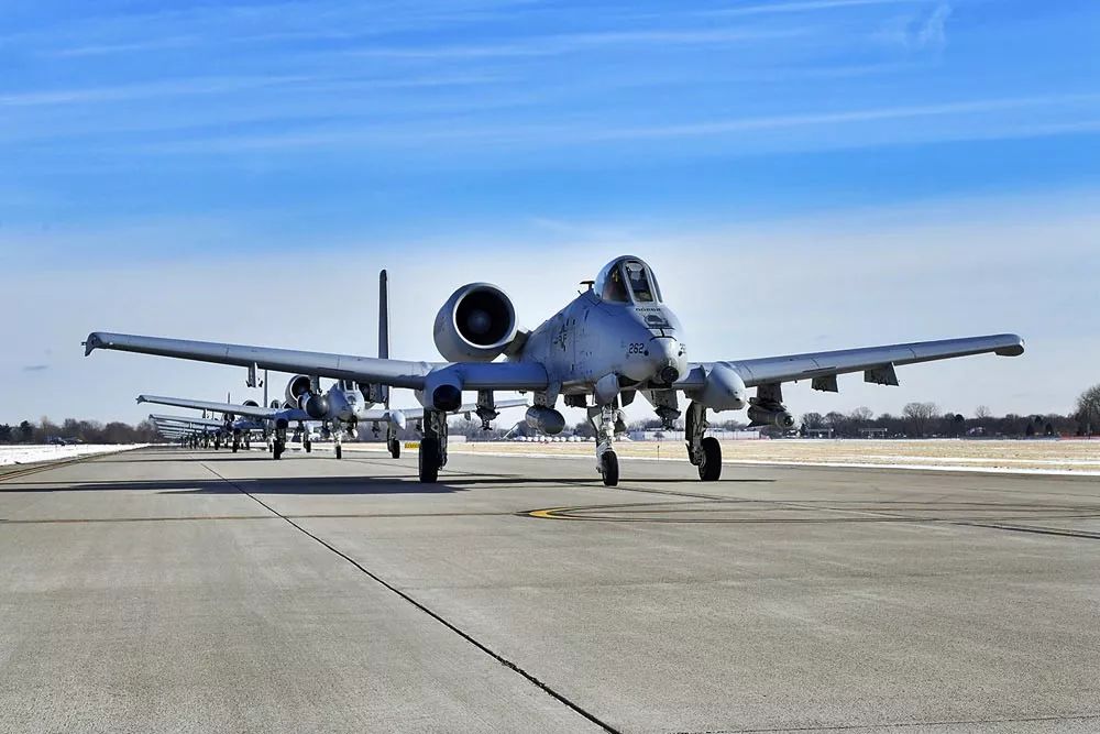 杀气腾腾:美国空军a-10攻击机"大象漫步"展示强大的战斗力