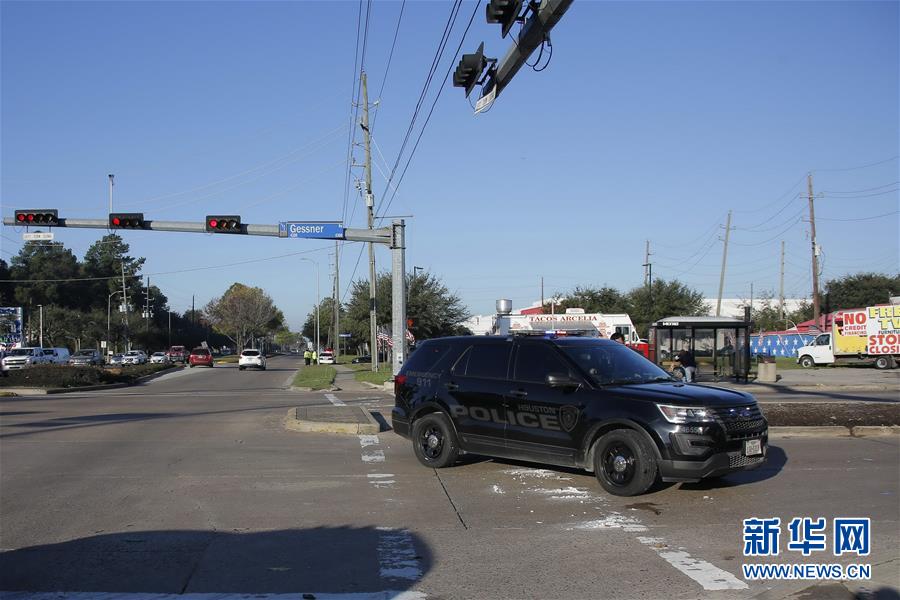 1月24日,在美国得克萨斯州休斯敦市,一辆警车在爆炸现场附近行驶.