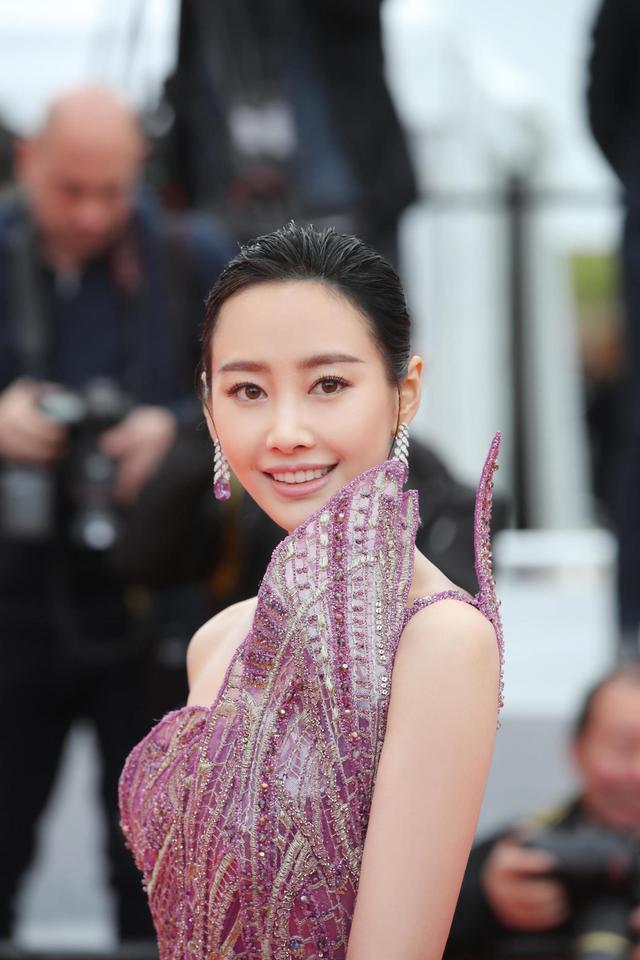 身穿紫色连衣裙出席活动优雅大气,高贵冷艳宛如公主