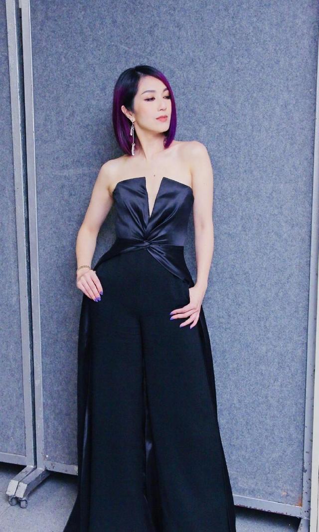 杨千嬅染了紫发后更敢穿穿抹胸连体裤深v领口开到胃气质惊艳