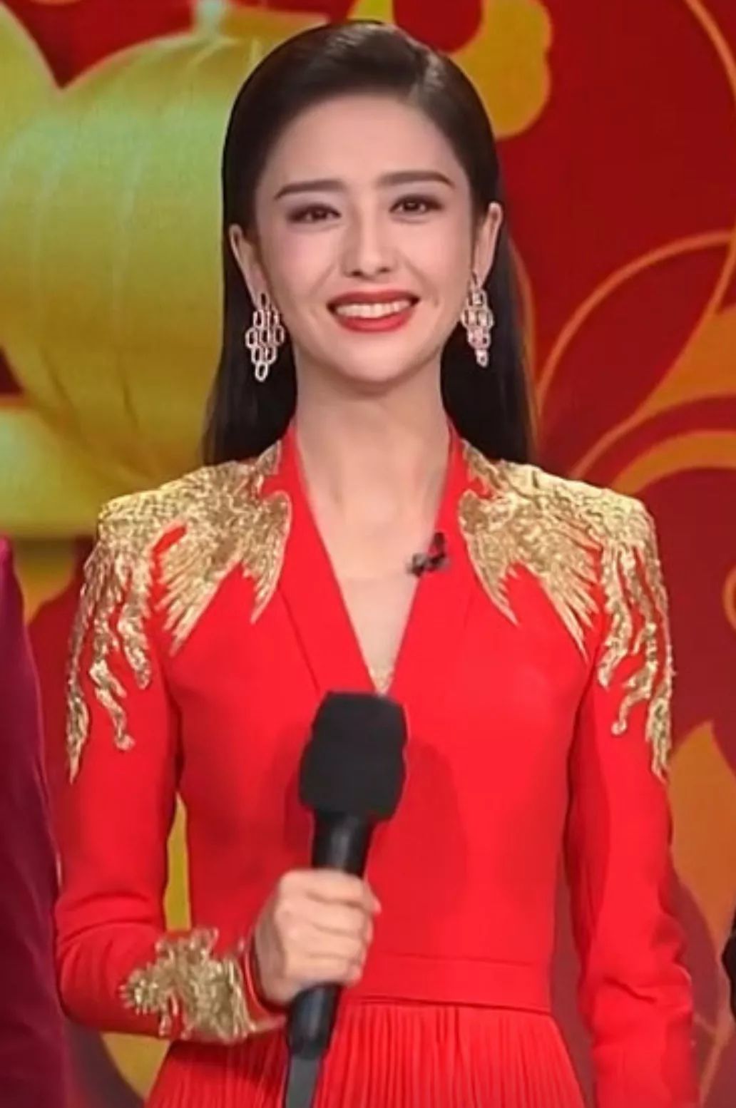 36岁佟丽娅主持春晚被群嘲:朋友圈最让人羡慕的女人,竟是这种