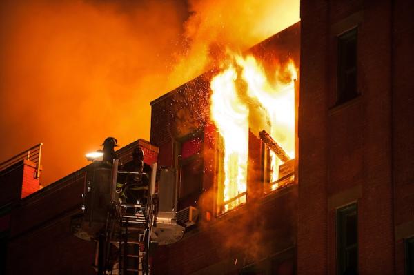 纽约唐人街一座建筑起火，楼内美国华人博物馆馆藏有8.5万件珍贵藏品，或将烧毁。