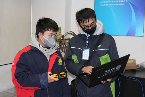 1月26日，中国电信网络工程师在省卫健委紧急调测5G网络