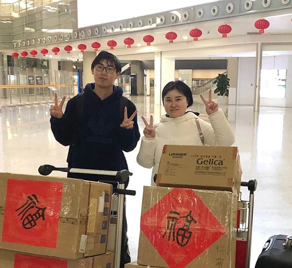 傅佳顺和搭档在上海虹桥机场动身前留影。